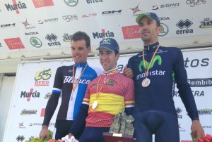 Jonathan Castroviejo, flanqueado en el podio por Luis León Sánchez y Rubén Plaza.