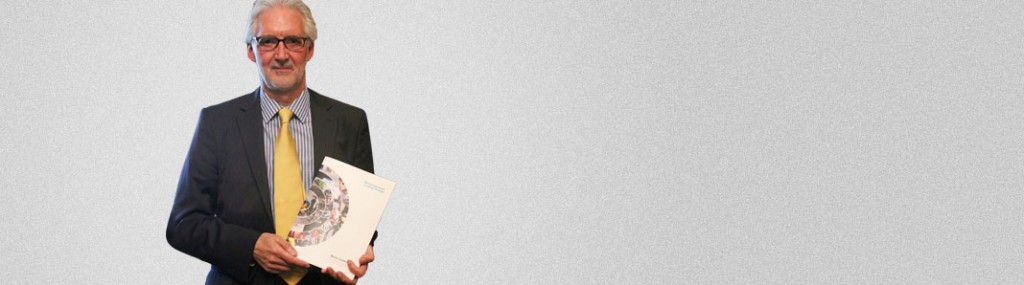 El dirigente británico, con su manifiesto / Foto web Cookson