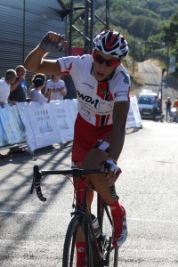 Juan Camacho, celebrando su victoria en la meta del GP Villa de Cervera.