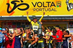 Marque es izado en el podio 2013 / Volta Portugal