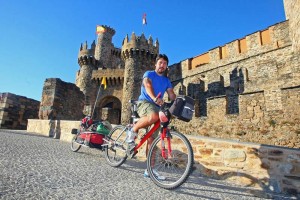 Alberto Pérez, frente al Castillo de los Templarios, antes de empezar su viaje desde Ponferrada.