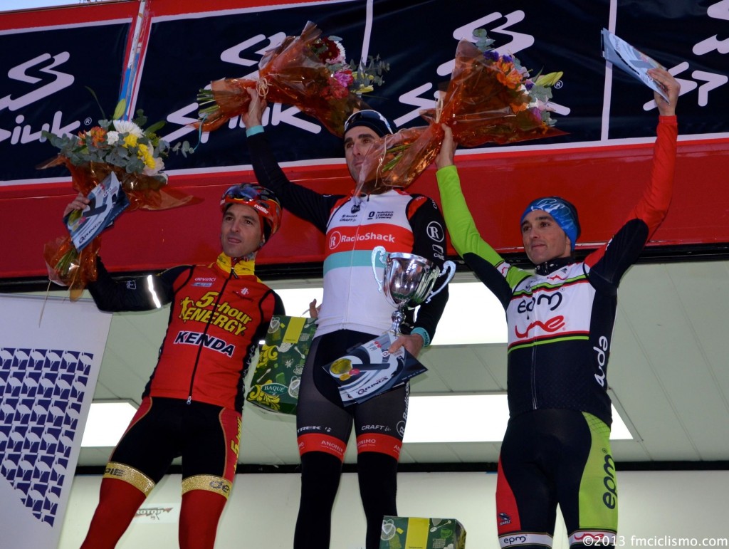 Zubeldia, flanqueado en el podio por Mancebo y Sevilla. © fmciclismo