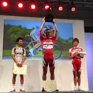 Toribio levante su trofeo © facebook