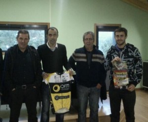 Delio Fernández regaló a la organización de este evento un maillot de su equipo para que sea sorteado entre el público durante la disputa del trofeo.