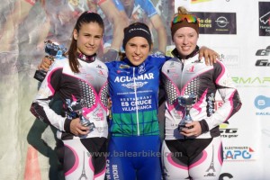 Yurani Blanco, entre Cristina Casasnovas y Marta López.