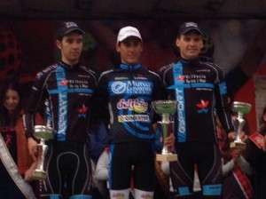 Cañada, flanqueado en el podio por Gregori y Hernández.