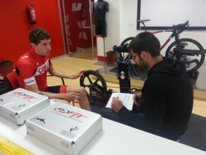 Aitor se ha puesto en manos del biomecánico de Specialized, Carlos Arrebola.