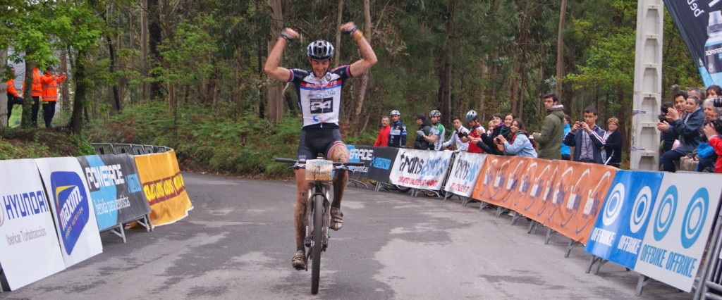 Márquez, en solitario en la meta de Tui.