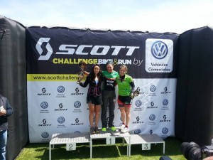 Muriel Bouhet, flanqueada por Isabel Pérez y Esther Murillo.