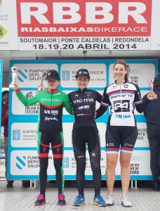 Lucía Vázquez, flanqueada por Susana Alonso y Silvia Blanco.