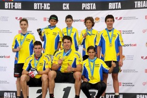 Los nuevos campeones catalanes de trial, con sus medallas. © FCC