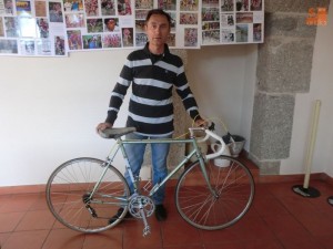 Cubino y su primera bicicleta. © Raúl Hernández
