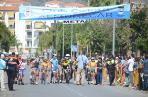Los corredores, preparados para tomar la salida.
