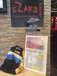 El acto tuvo lugar en la Vinoteca Ézaro.