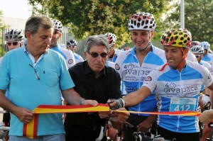 Corte de cinta en la salida de la primera edición.