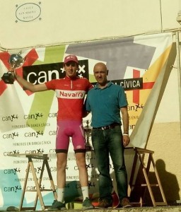 Diego, en el podio, con el maillot de campeón navarro. © FNC