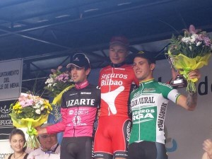 Jurado, acompañado por Pedrero y Tamayo, en el podio.