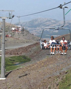 Tres remontes (un telecabina, un telesilla y una alfombra mecánica) dan acceso a los recorridoss 