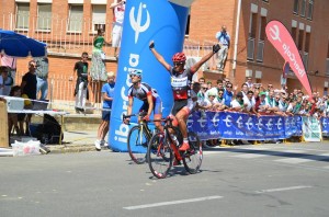 Emiliano Ibarra gana el sprint en el GP San Lorenzo.