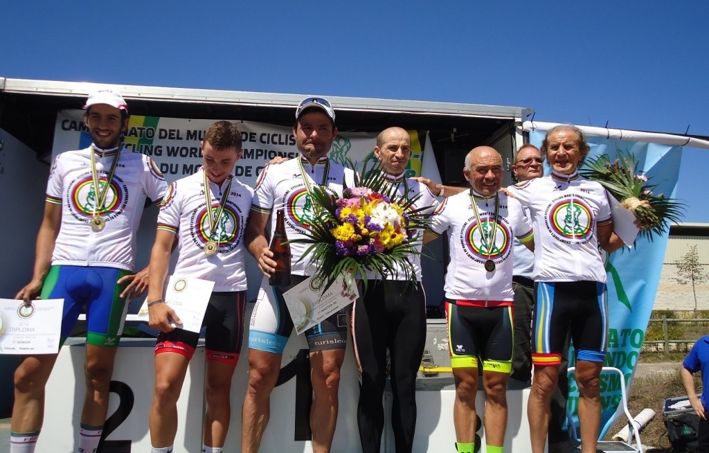 Los nuevos campeones del mundo de fondo subieron el podio en Sandias. © ADO Moure