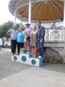 Bizkarra, en el podio de Zegama, acompañado por Miguel Indurain.