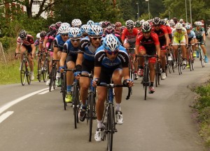 El pelotón, en Aretxabaleta, prueba del Critérium de Verano.