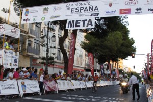 Así cruzaba la meta Cristina Martínez. © RFEC