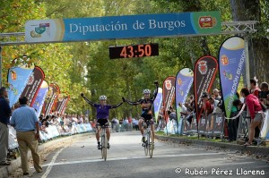 Las hermanas Alicia y Lucía González, cruzando juntas la meta.