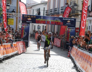 Paco Mancebo, cruzando la meta.