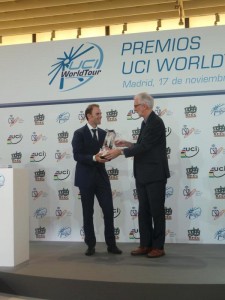 Alejandro Valverde recibe su premio de manos de Cookson @ RFEC