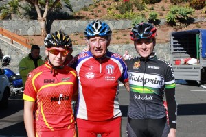El abuelo del pelotón Jesús Ibisate (84)  junto a Elisabet Escursell y Sandra Santanye en la edición de 2012 ©  José Arturo Castro