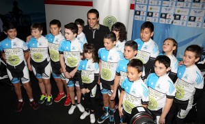 Alberto Contador, junto a los ciclistas de Escuela Ciclista Plaza Éboli de Pinto.