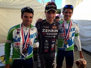 Los hermanos Prades rodean a Toribio © facebook