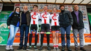 Óscar Freire acompañó a los campeones cántabros en el podio © Alberto Aja/DM