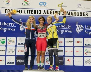 Leire Olaberria, en el primer escalón del podio omnium.