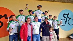Los campeones andaluces de cyclo-cross lucen su maillots en el podio © FAC