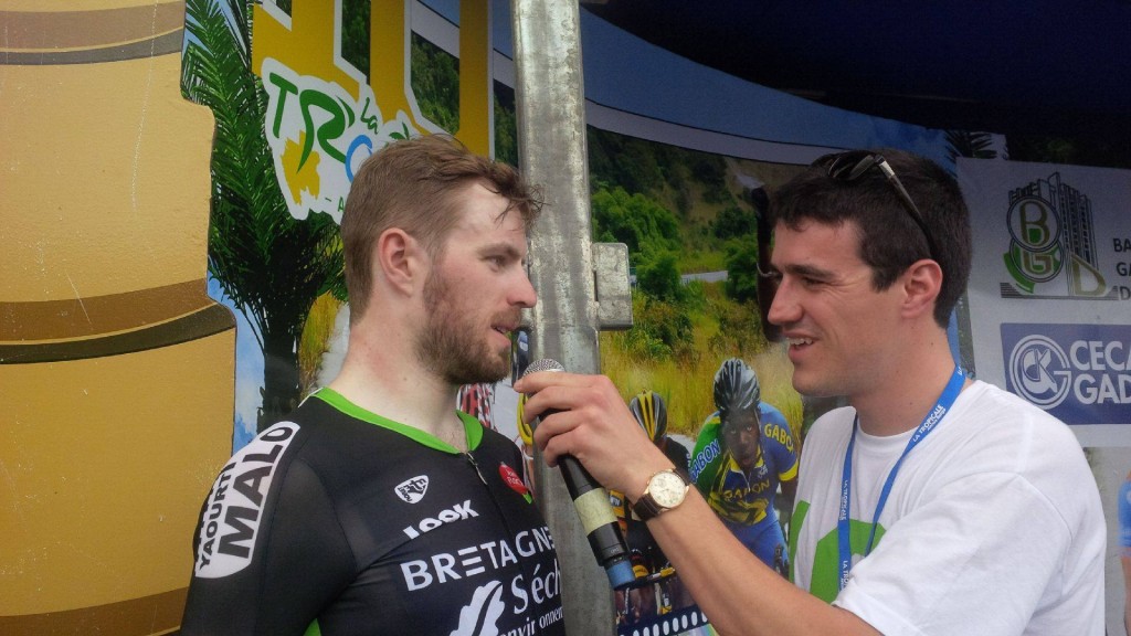 El vencedor, entrevistado en meta © La Tropicale