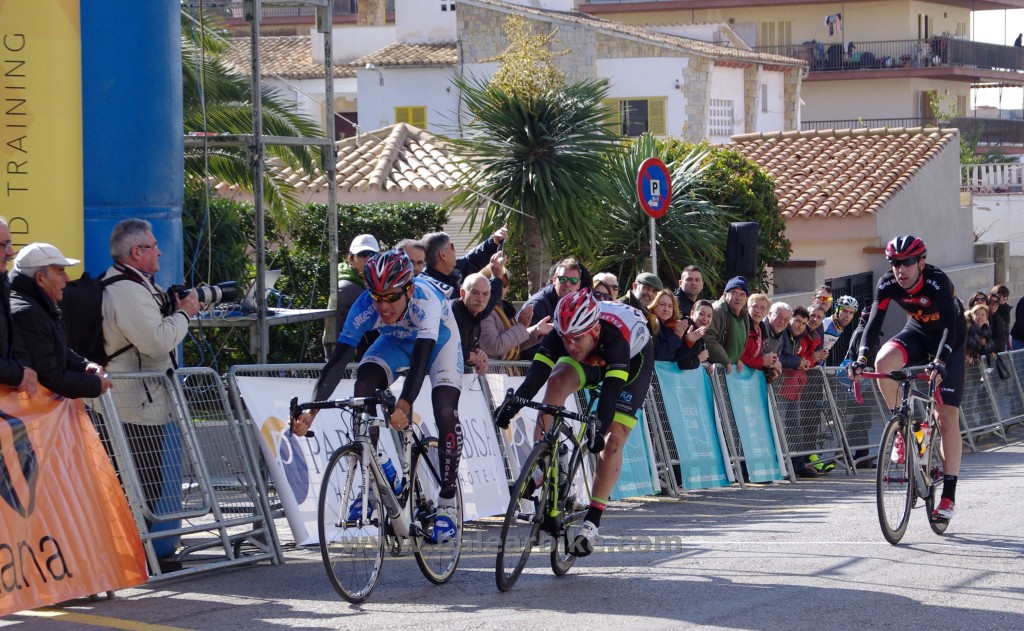 Ajustado sprint en la meta de Palma, entre Richeze y Riutort © balearbike.com