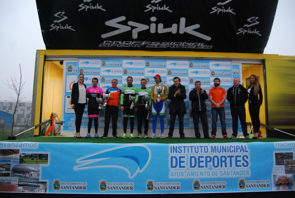 Podio tras la primera etapa de la Vuelta a Santader Máster.