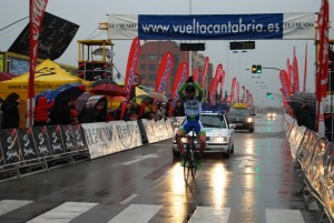 Así cruzaba la meta Josean Larrea.