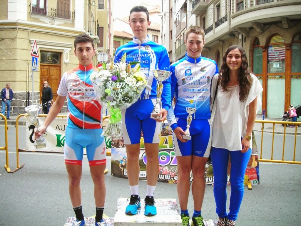 Podio del Criterium Villa de Portugalete con A. Iglesias flanqueado por A. Coterillo y D. Viejo © A. Coterillo