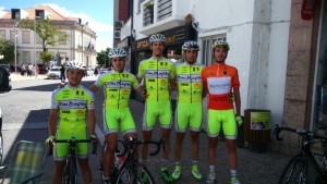 El CC Rías Baixas con Gutiérrez luciendo el maillot rojo de la combatividad.