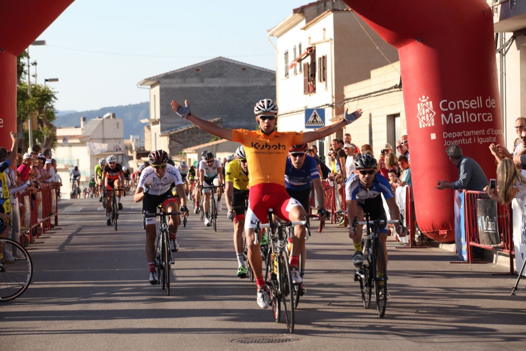  Toni Ballester se ha impuesto en el sprint de la exigente llegada de Muro © plademallorca.org.jpg