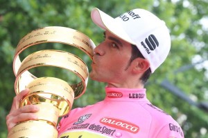 Contador besa su segundo trofeo © Giro