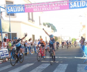José Ma. Moreno, al sprint, en la etapa de Beniarjó