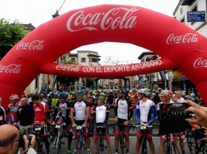 Representantes de la ONG World Bicycle Relief, en la salida.