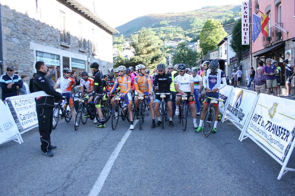 Preparados para la salida de la 1ª Marcha por los Valles del Infierno.