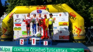 Dorleta Eskamendi y Sheyla Gutiérrez, en el podio de la 1ª etapa.