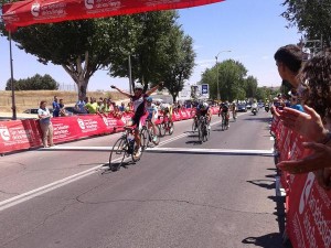 Carlos Álvarez celebra su victoria © Desabisport