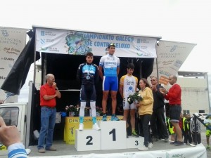 Podio júnior con Bouzas, González y Amil.